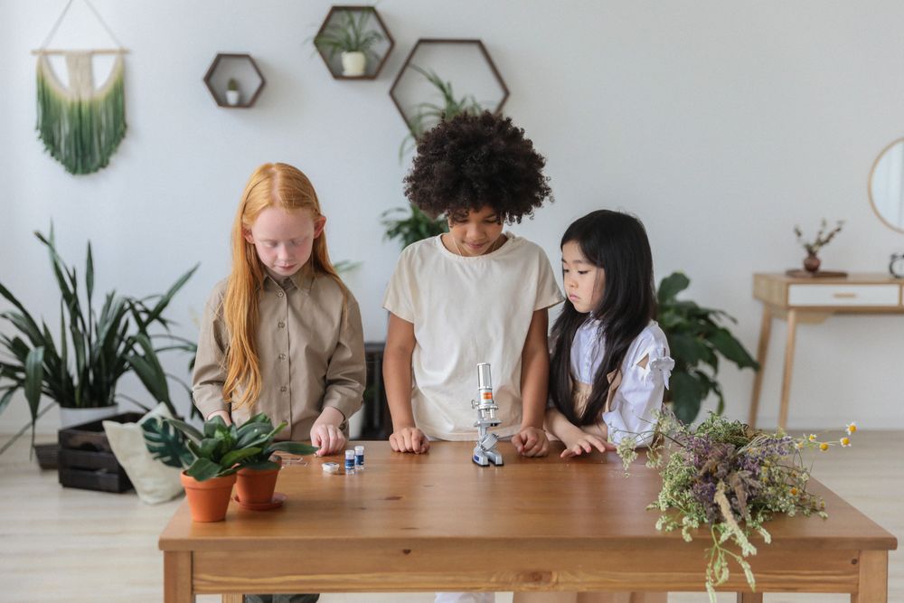 Alumna observant amb un microscopi durant un taller de ciència
